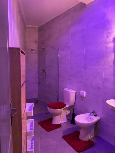 Baño púrpura con aseo y lavamanos en LuxeNew, en Tánger
