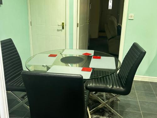Brades Rise House - 3 bedroom house with 2 toilets with a private garden photo 24