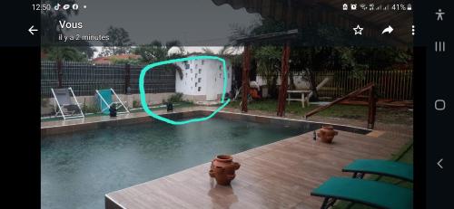 une image d'une piscine avec une nouille dans l'eau dans l'établissement Location Piscine et terrasse pour vos fêtes, à Kourou