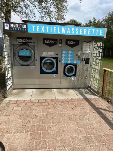 a washing machines in a machine in a park at Chalet Quattro in bosrijke omgeving in Anloo