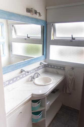 a bathroom with a sink and two windows at Casa Gardenia Federación ER in Federación