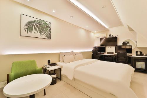Ένα ή περισσότερα κρεβάτια σε δωμάτιο στο Jamsil Tomgi Hotel
