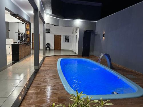 uma grande banheira azul num quarto com uma cozinha em Área de Lazer morada do sol em São José do Rio Preto