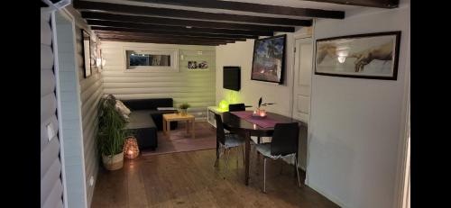 een kamer met een eettafel en een woonkamer bij Fin leilighet i stille og rolig område med gratis privat parkering! in Stavanger