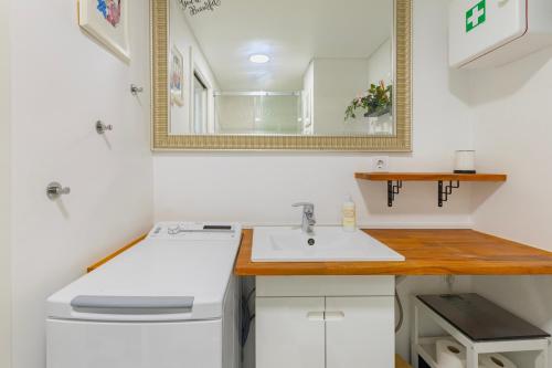 Η κουζίνα ή μικρή κουζίνα στο Cozy beach studio retreat near Lisbon with Sea View