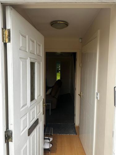 Brades Rise House - 3 bedroom house with 2 toilets with a private garden photo 26