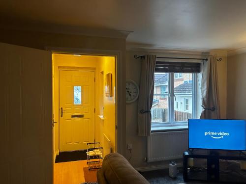 Brades Rise House - 3 bedroom house with 2 toilets with a private garden photo 27