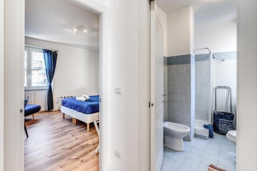 1 dormitorio con 1 cama y baño con aseo en COSY FLAT CINECITTA' en Roma