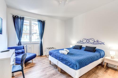COSY FLAT CINECITTA' في روما: غرفة نوم بسرير ازرق وكرسي ازرق