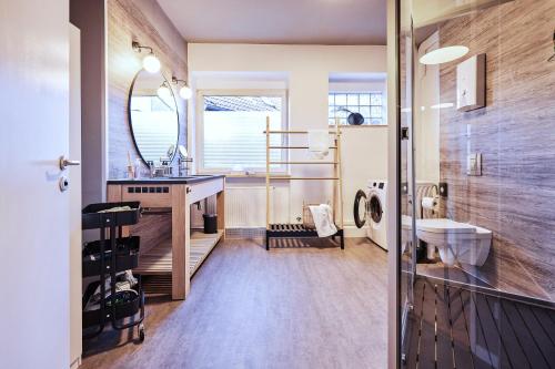 a bathroom with a sink and a mirror at nobilis Apartment - 8 Pers - Marktplatz - Netflix - PS4 in Lingen