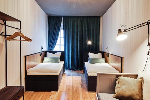 Habitación con 2 camas y ventana en nobilis Apartment - 8 Pers - Marktplatz - Netflix - PS4, en Lingen