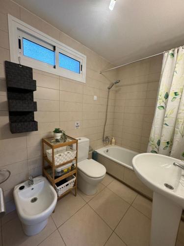 a bathroom with a toilet and a sink and a tub at DREAM LAGUNA in Las Lagunas