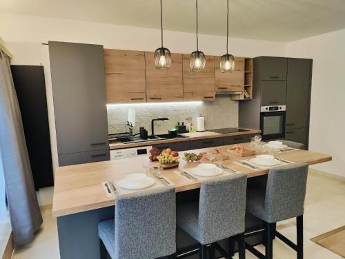 una cocina con una gran mesa de madera con sillas en Bright & Cozy Appartment in Brussels, en Bruselas