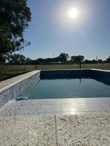 - une piscine dans un champ bien exposé dans l'établissement La Macarena, à Navarro