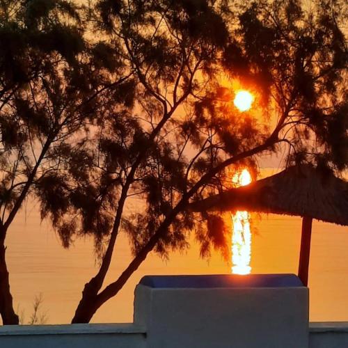 Η ανατολή ή δύση του ηλίου όπως φαίνεται από αυτή η παραθεριστική κατοικία ή από εκεί κοντά