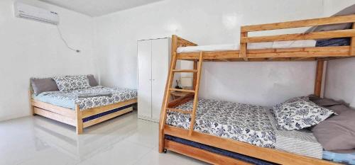 Bunk bed o mga bunk bed sa kuwarto sa Ina Rose Apartment and Transient