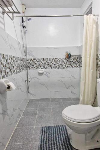 Ένα μπάνιο στο Ina Rose Apartment and Transient