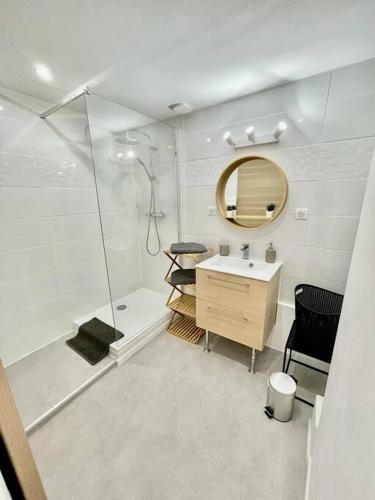 Um banheiro em Joli studio Cozy tout équipé Hyper Centre Saintes