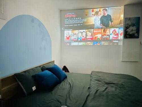 sypialnia z łóżkiem z plakatem na ścianie w obiekcie RARE 200m2 4BR Private house @ Hoan Kiem 13pax w mieście Hanoi