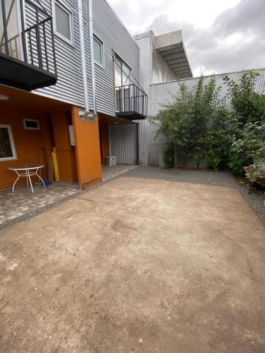 an empty parking lot in front of a building at Arriendo de cabaña centro osorno in Osorno