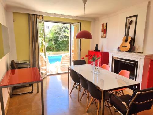 Stunning Home with Outdoor Swimmingpool, 4 Bedrooms and Wifi