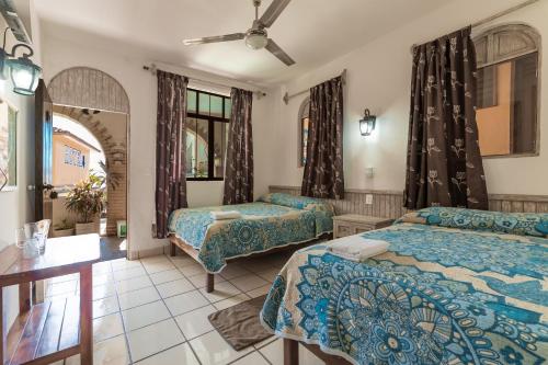 Llit o llits en una habitació de Hotel San Juan