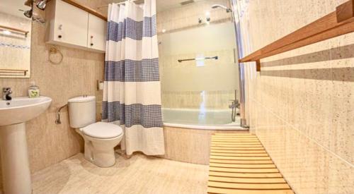 y baño con aseo, ducha y lavamanos. en Apartamento en el Edificio Barlovento, situado en el centro de Alcossebre, a 200m del mar, en Alcossebre