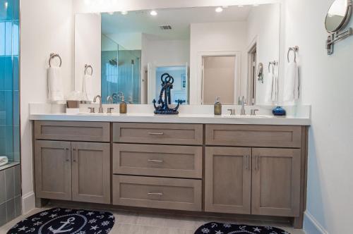 een badkamer met een wastafel en een grote spiegel bij Galveston Beach House w Water Views & New Pool in Galveston