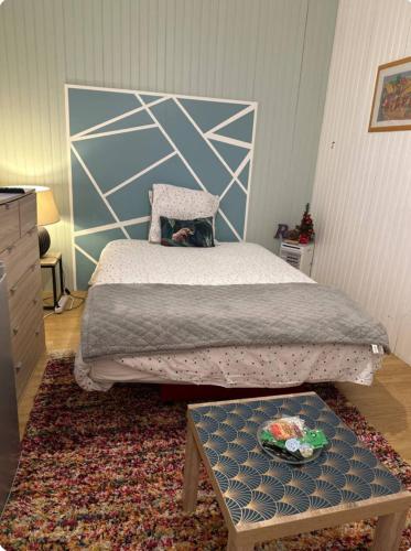 une chambre avec un grand lit et une table dans l'établissement Studio avec petit déjeuner offert, à Châteaubriant