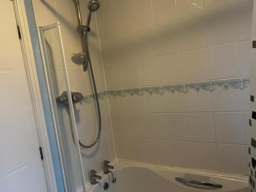 Brades Rise House - 3 bedroom house with 2 toilets with a private garden photo 35