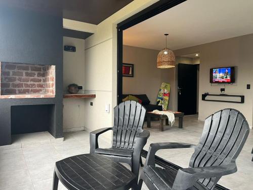 2 sillas y una mesa en la sala de estar en el Departamento en Las Gaviotas en el Balneario Mar Azul