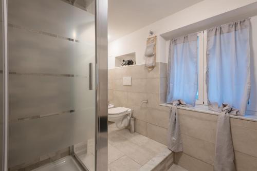 ein Bad mit einer Dusche und einem WC in der Unterkunft Appartamento San Rocchino 37 - Affitti Brevi Italia in Genua
