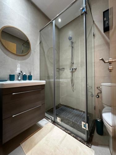 W łazience znajduje się prysznic, umywalka i toaleta. w obiekcie Ocean Palm Aρραrt Pοοl Vieω w mieście Casablanca