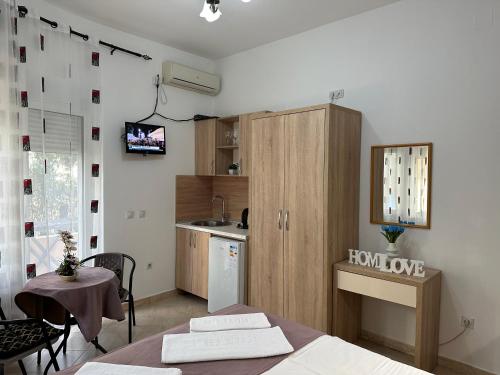 una pequeña cocina con mesa y una cocina con encimera en Apartments Sija, en Ulcinj