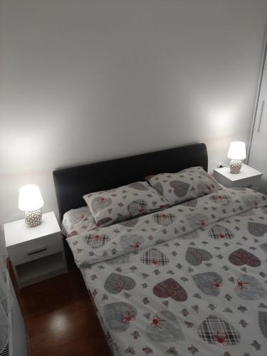 - un lit dans une chambre avec 2 lampes sur les tables dans l'établissement Oaza 2, à Banja Luka