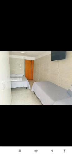 巴里La casetta Diele的一间大卧室,配有两张床和盥洗盆