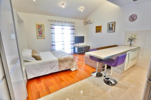 - une chambre avec un lit, un bureau et une table dans l'établissement Summer lounge Split, à Split