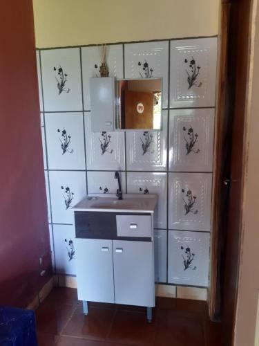 a bathroom with a sink and a tile wall at Hotel-Balneario Acuamanía in Hernandarias