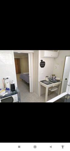 巴里La casetta Diele的一间小房间,设有厨房和一张桌子