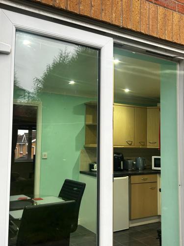 Brades Rise House - 3 bedroom house with 2 toilets with a private garden photo 37