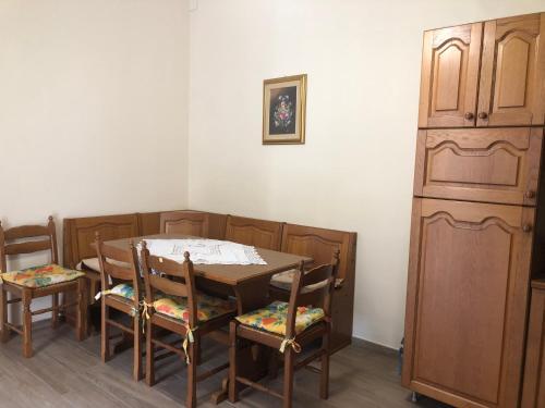 Stanze private in villa في تورينو: غرفة طعام مع طاولة وكراسي وخزانة