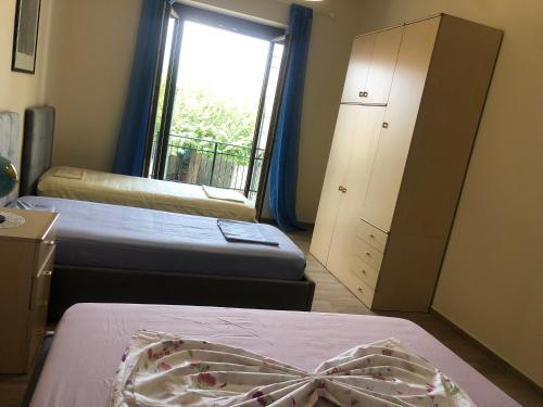 Stanze private in villa في تورينو: غرفة صغيرة بسريرين ونافذة