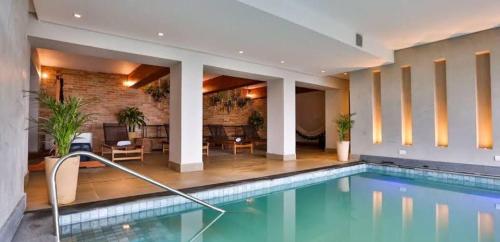 a large swimming pool in a hotel with a room at Carpe diem Boutique e spa in Campos do Jordão