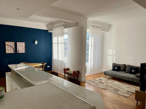 - un salon avec un canapé et une table dans l'établissement Bel appartement au coeur du Carré d'Or Masséna, à Nice