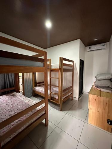 a bedroom with two bunk beds in a room at Apartamento Rodriguez in Quepos