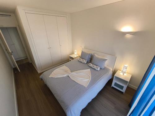 - une chambre avec un lit et 2 tables de chevet dans l'établissement Litoral Mar, à Portimão