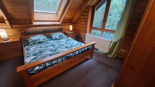 einen Blick über ein Schlafzimmer in einem Blockhaus in der Unterkunft Holzhaus am See in Zernsdorf