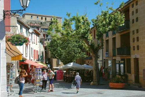 a group of people walking down a city street at Appartement au cœur du village, climatisé avec extérieur in Gréoux-les-Bains