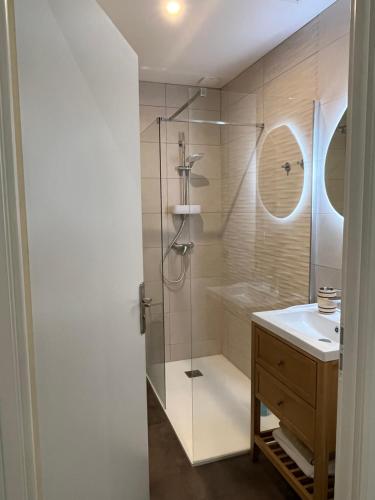 une salle de bain avec douche et lavabo dans l'établissement Chez Bibou, à Anais