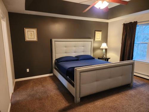 Schlafzimmer mit einem Bett und einem Deckenventilator in der Unterkunft Cozy Home away from Home in Westbrookville